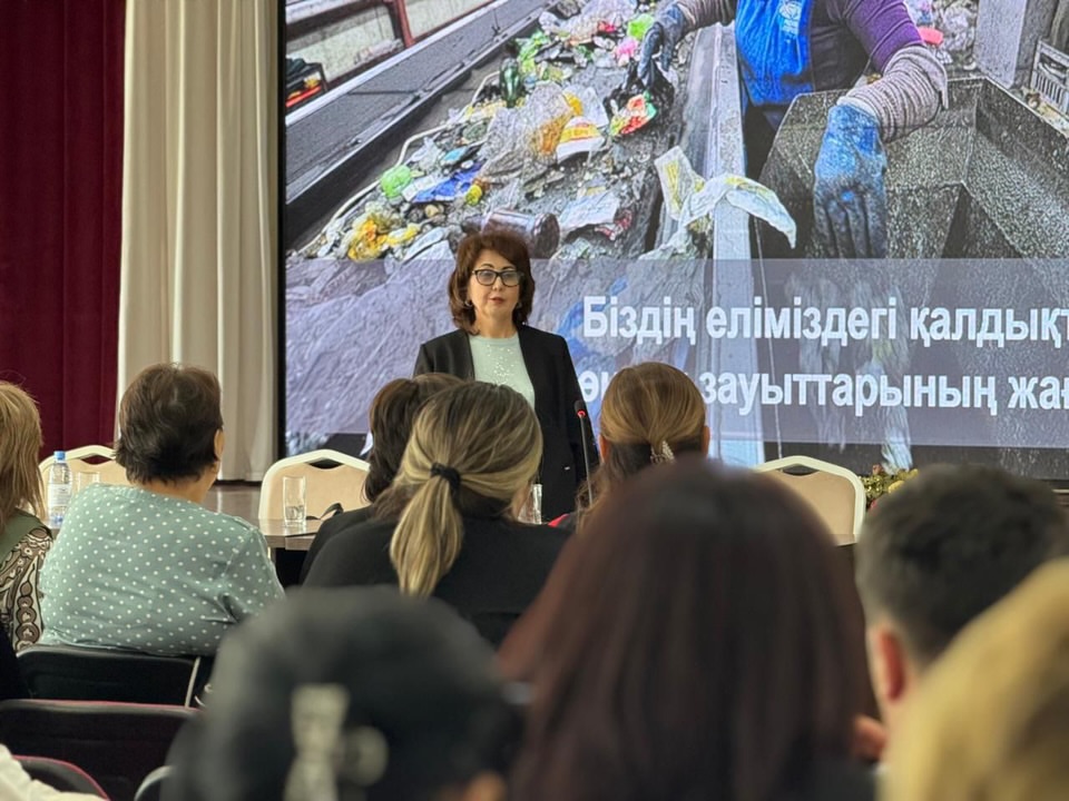 In Karaganda, a candidate from Baytaq met with teachers